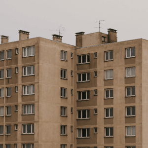 Façade d’un immeuble ancien énergivore, représentant la décote brune liée au DPE et au risque immobilier.